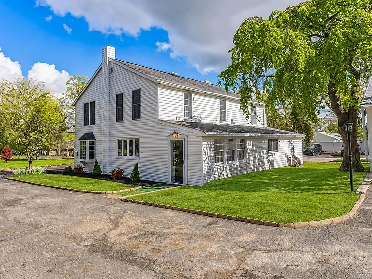 1425 N Line St — Photo 2