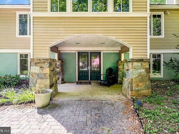 2nd image of 9328 Garden Ct