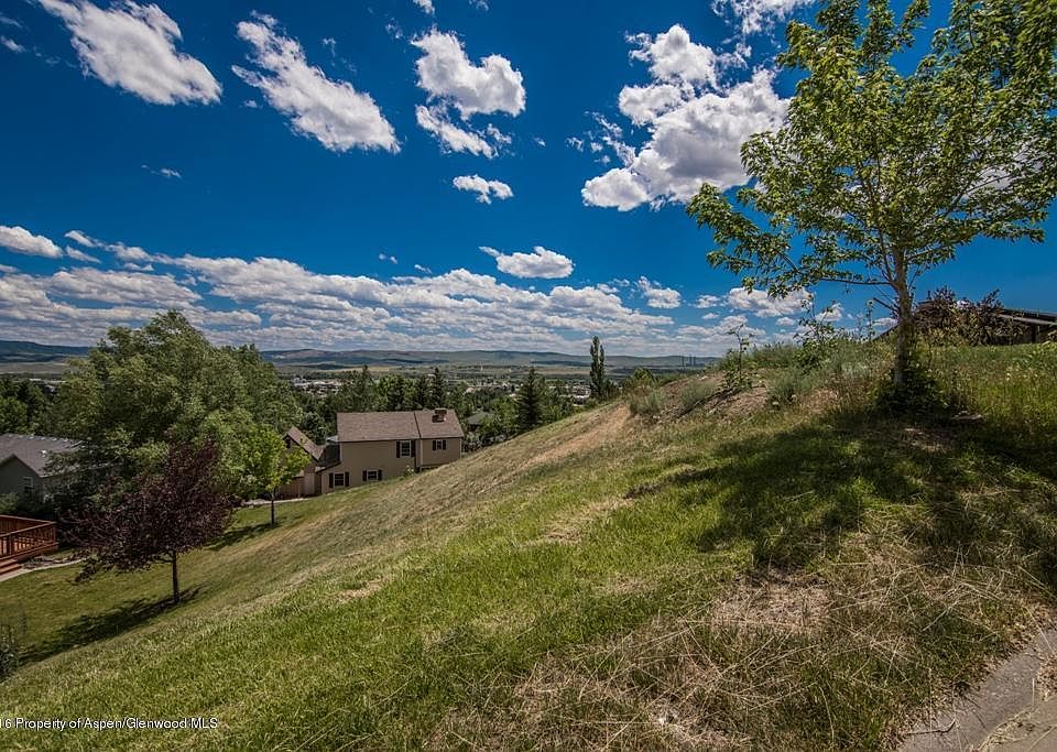 2nd image of 944 Alta Vista Dr