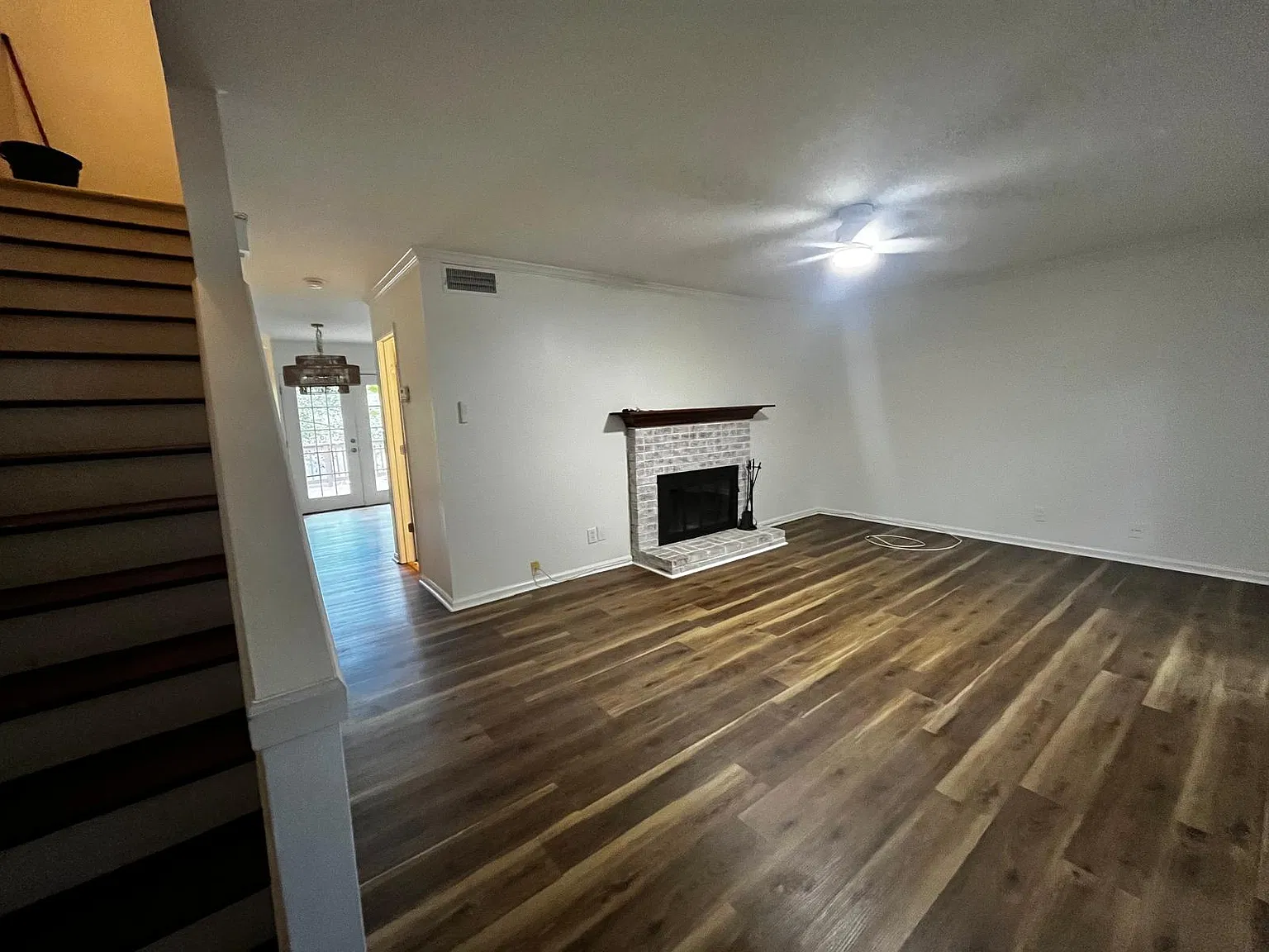 3 bed, 2.5 bath, 2400 sqft, $2,600 — Photo 3