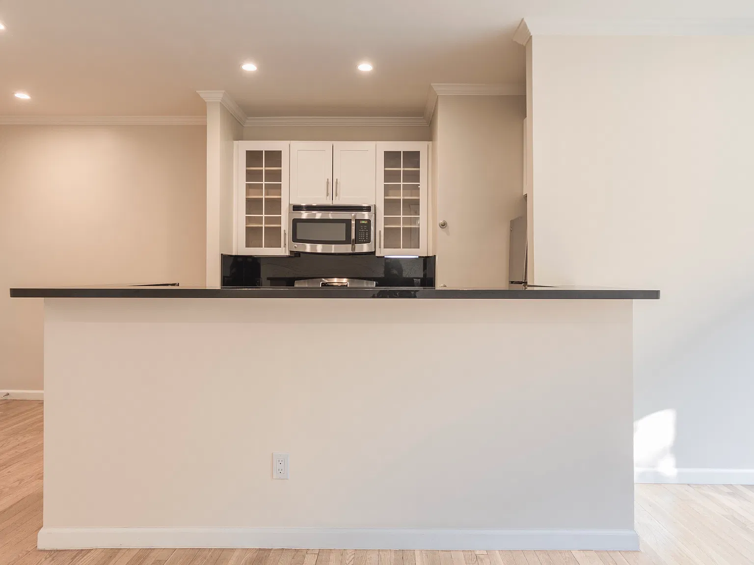 Spacious Marina Junior 1BR/1BA with High Ceilings, In-Unit Laundry & Parking Available — Photo 3