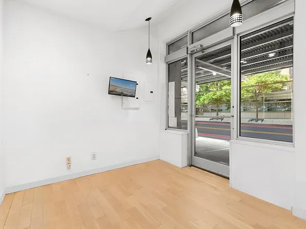 534 W 42nd St #C1, New York, NY 10036