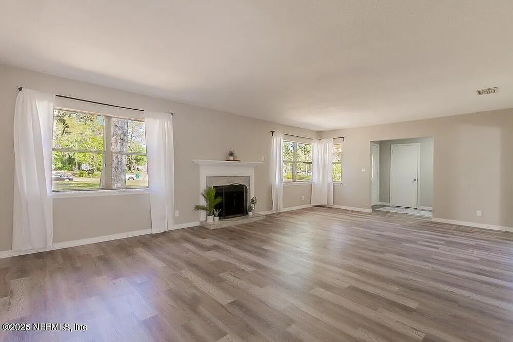 4 bed, 2.0 bath, 2284 sqft, $3,900 — Photo 2