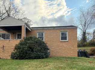 2 Hodgkiss Dr, Mc Kees Rocks, PA 15136