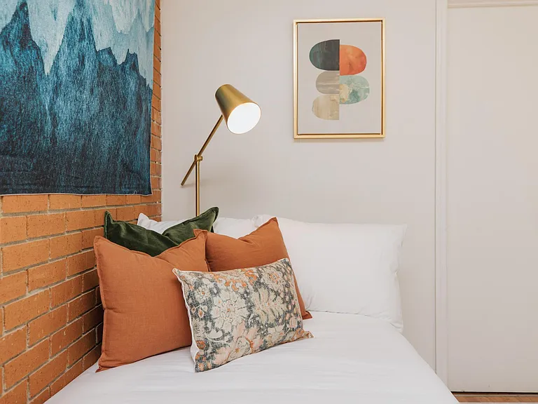 Bedroom4/Office w/Double Twin Bed & TV. Work Desk included (NOTE: Must pass through master bedroom to access)