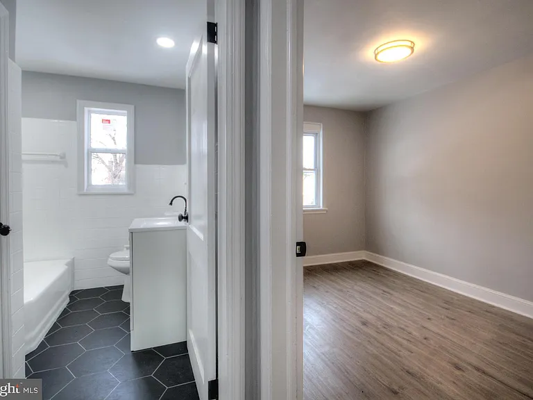 1327 Jackson St — Photo 20