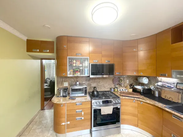 2963 Voorhies Avenue image 11 of 53