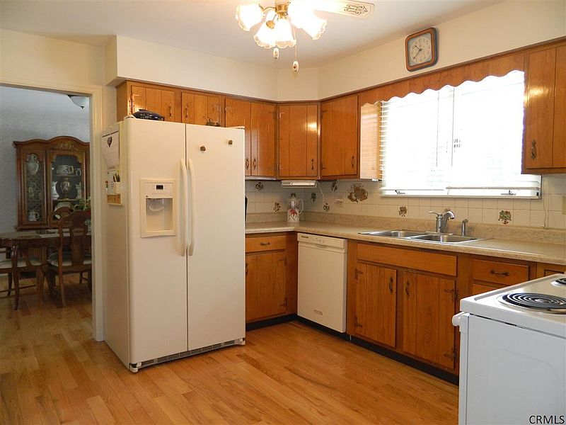 3rd image of 3 HUCKLEBERRY Drive
