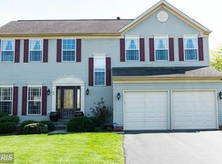 27 Greenbriar Cir, Charles Town, WV 25414