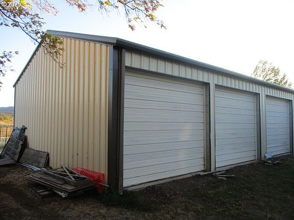 4th image of 558 E Fulton St