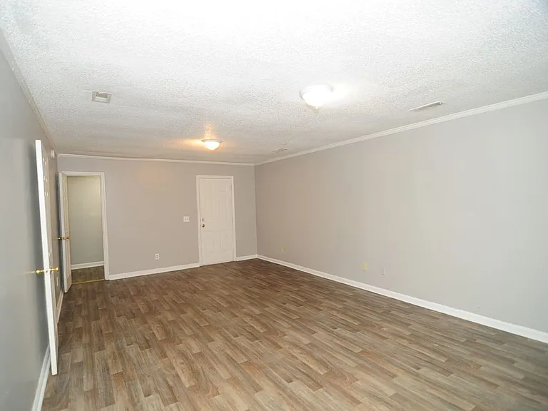 2425 Tuxedo Dr NW — Photo 4