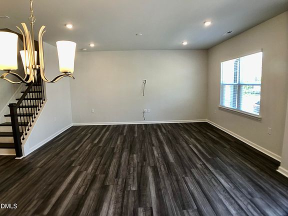4th image of 404 Ribbon Rail St