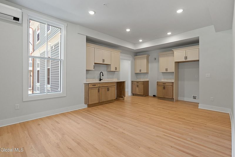 3rd image of 182 Excelsior Avenue #2