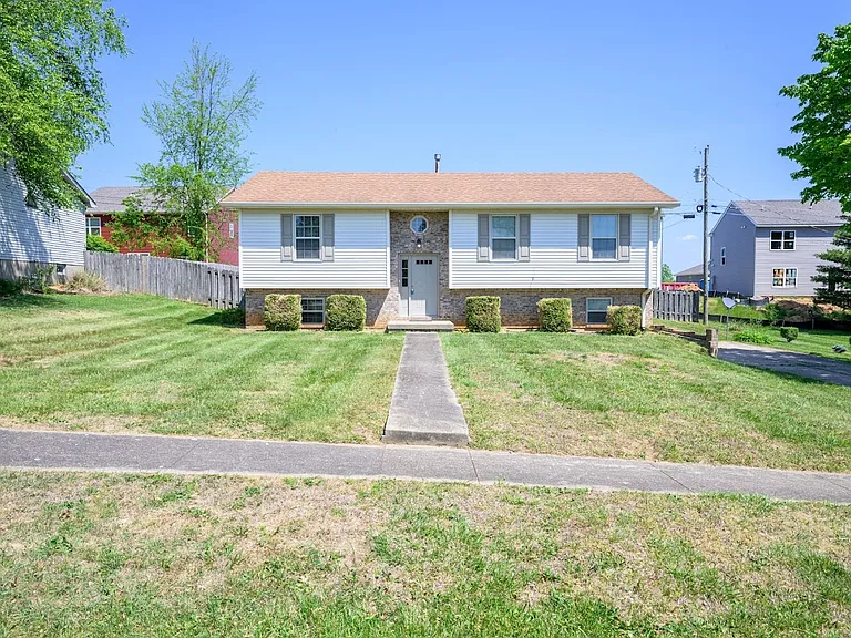 413 Ridgecrest Rd — Photo 1