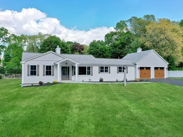 2 Briarcliff Rd, Hopedale, MA 01747