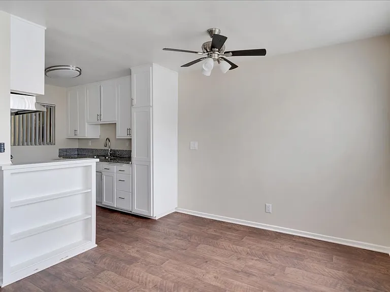 Melrose Place Apartments — Photo 42