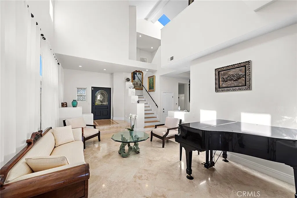 3 bed, 2.5 bath, 2826 sqft, $9,500 — Photo 4