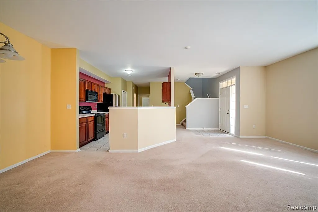 2 bed, 2.5 bath, 1669 sqft, $1,900 — Photo 2