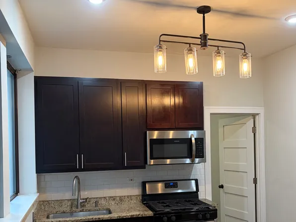3828 N Clark St APT 1F, Chicago, IL 60613