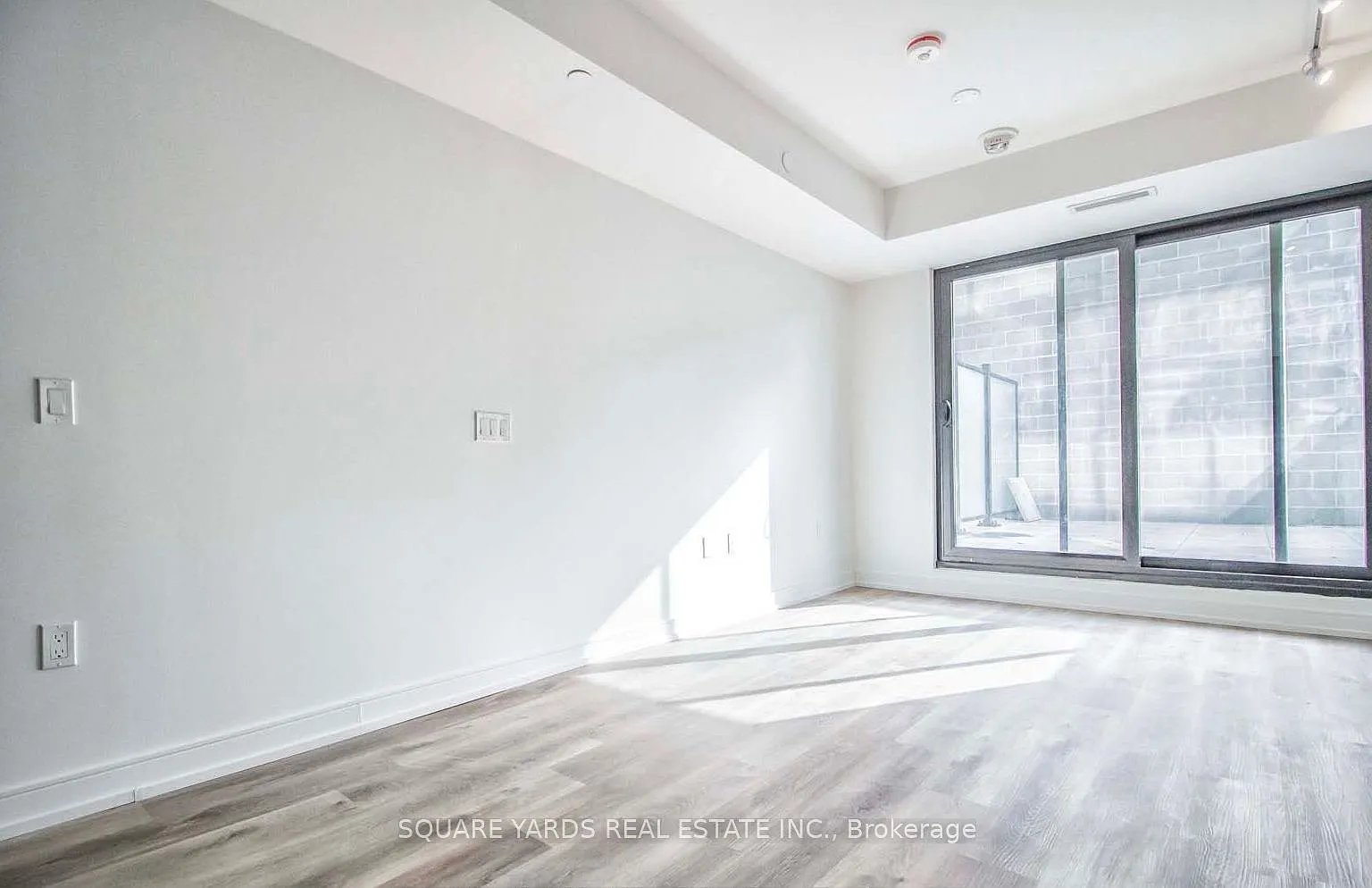 1 Jarvis Condos — Photo 3