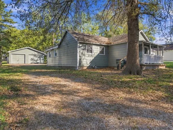 1128 Pottawatomie St, Leavenworth, KS 66048