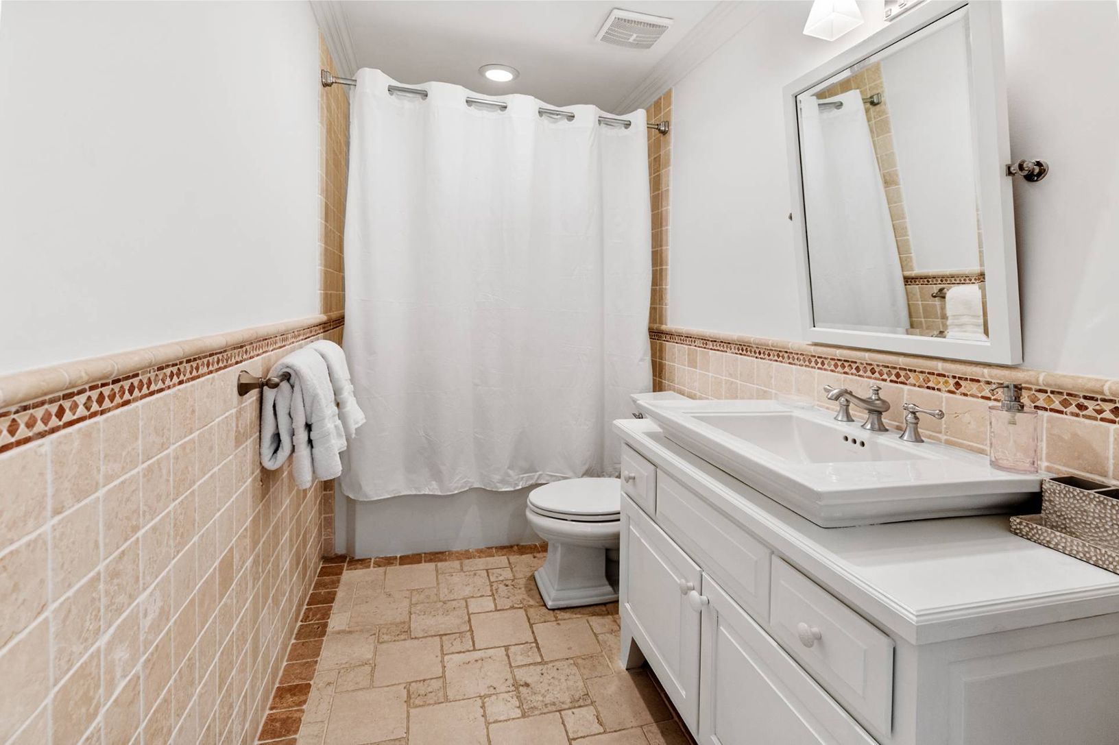  Upstairs En Suite Bath