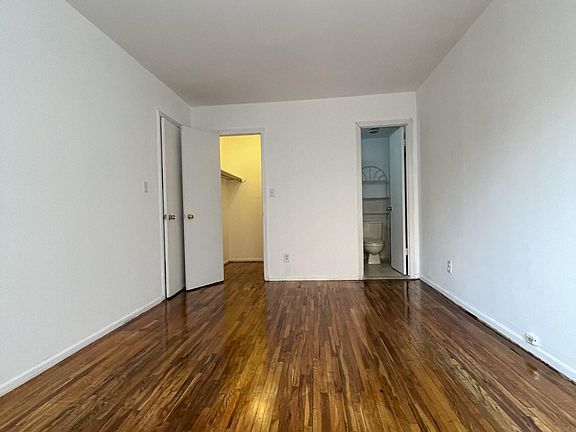 4th image of 3049 Linden Pl Floor 2
