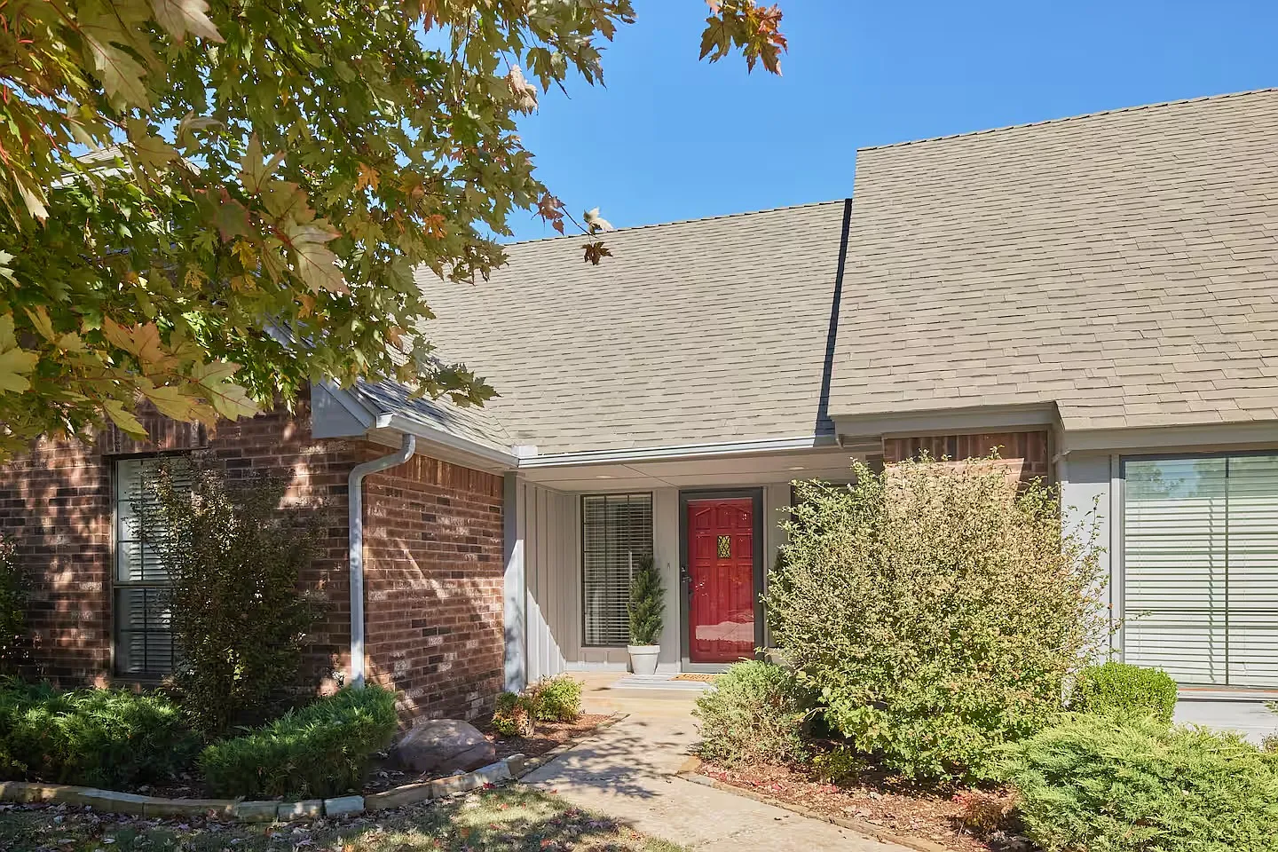 3 bed, 2.5 bath, 2211 sqft, $3,200 — Photo 3