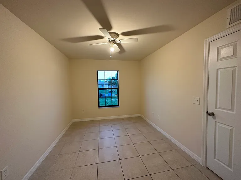 1407 SE 10th Ter — Photo 3