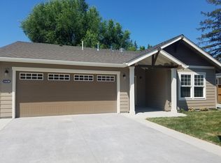 1143 SW Bridge St, Grants Pass, OR 97526