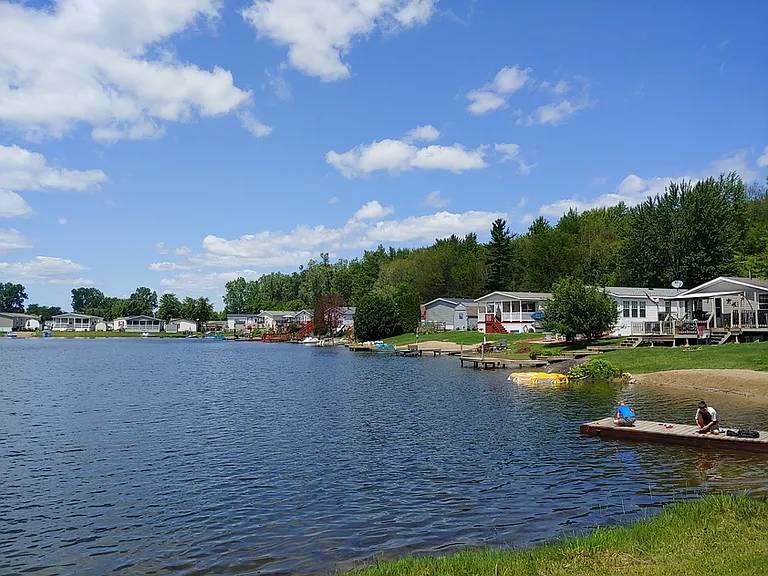 Pinewood on the Lake — Photo 3