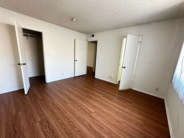 445 E Tujunga Ave — Photo 12