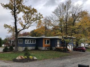 17 Lawrence Ave, Hopatcong, NJ 07843