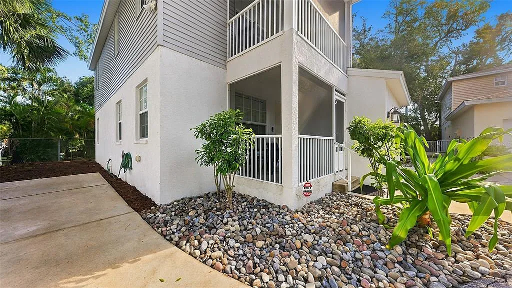 4 bed, 2.0 bath, 1622 sqft, $4,700 — Photo 3