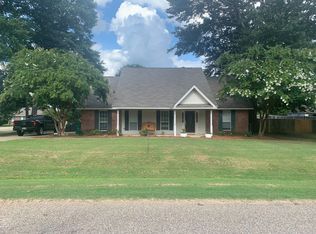 463 Richfield Rd, Deatsville, AL 36022