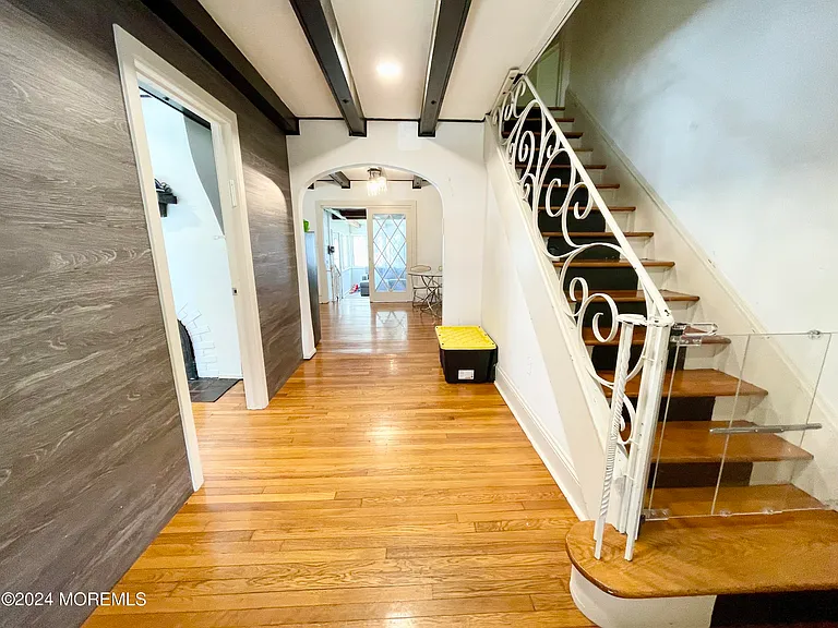 254 Lawrence Ave — Photo 3
