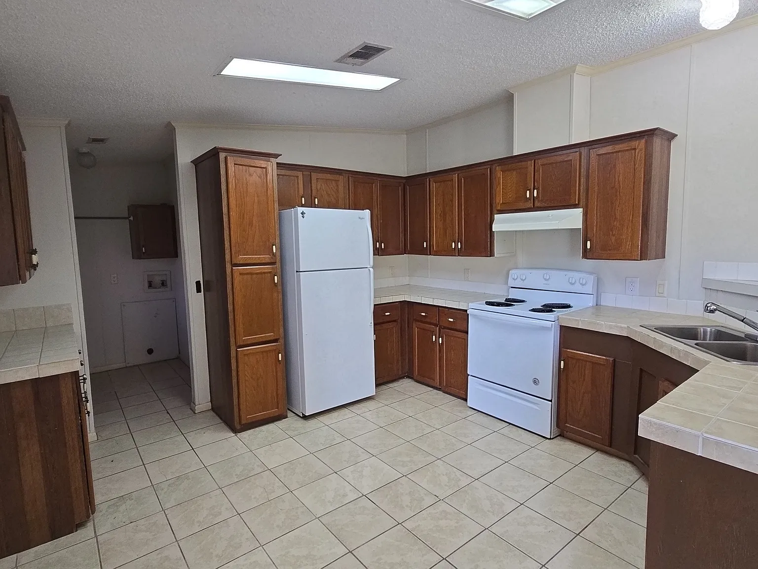 3 bed, $1,300 — Photo 4