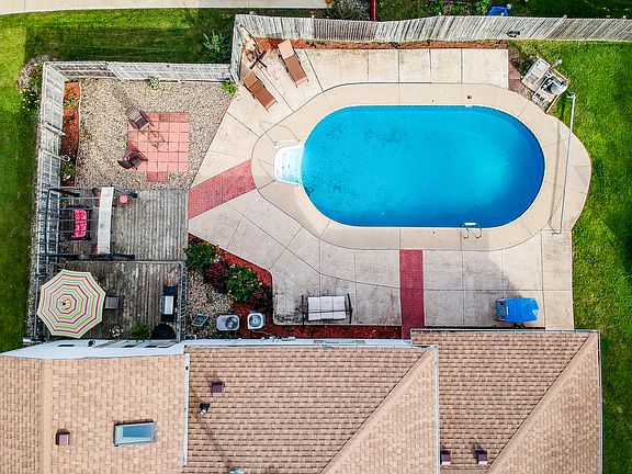 3rd image of 31 Hilltop Dr
