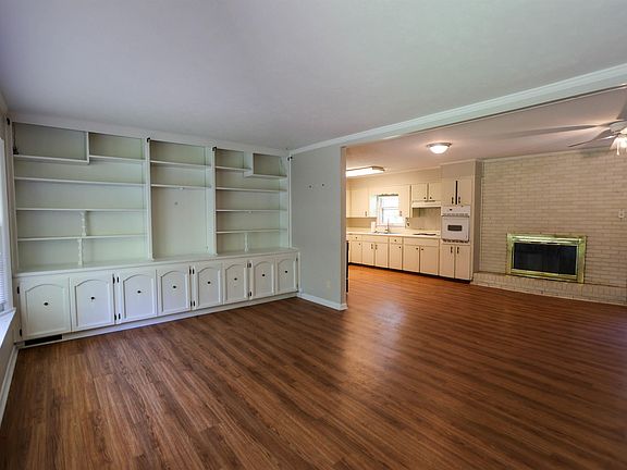 3rd image of 408 4th Ave NE