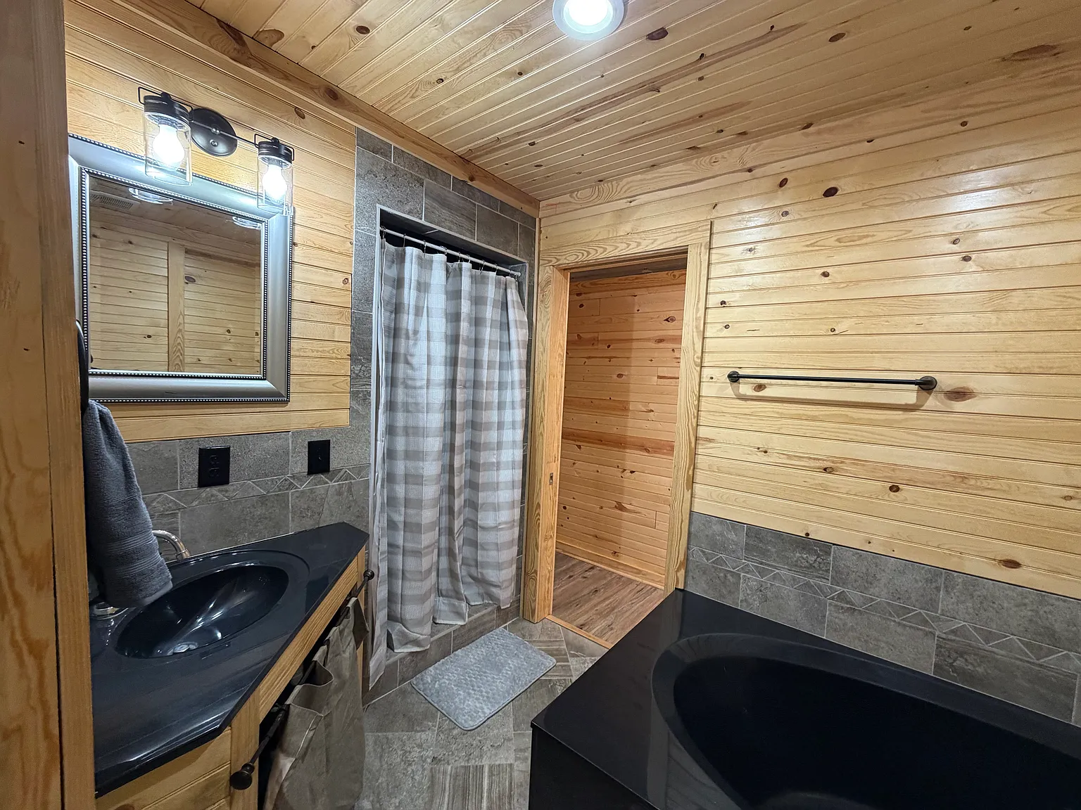 2 bed, 1800 sqft, $2,000 — Photo 2