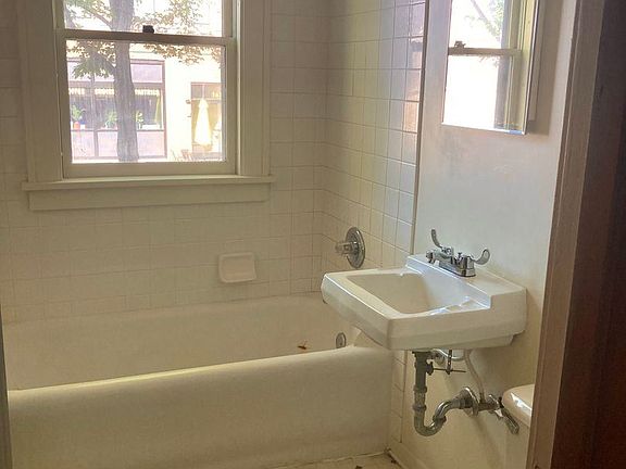 5th image of 1664 Selby Ave #1