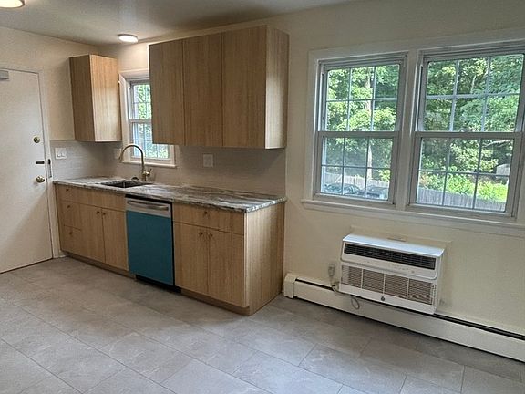 4th image of 949 Hopmeadow St #18