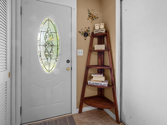 4th image of 404 W Burbank St