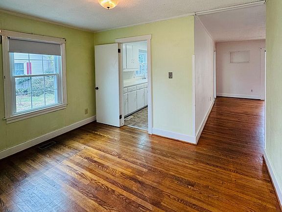 4th image of 1605 Edgewood Drive