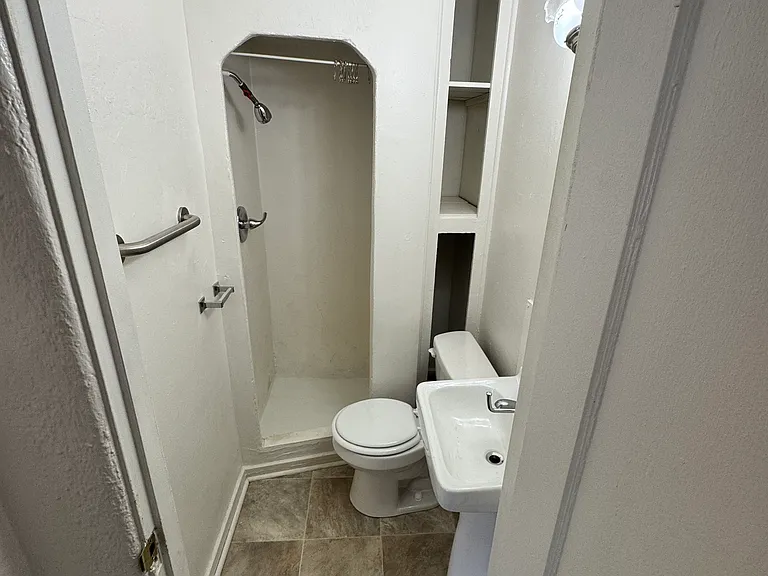 704 12th St #9 — Photo 7