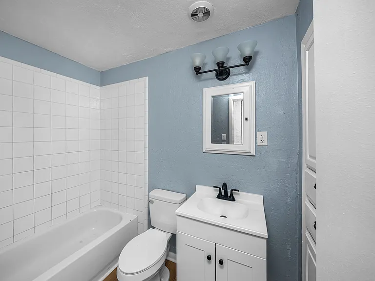 2408 NW Ozmun Ave — Photo 1