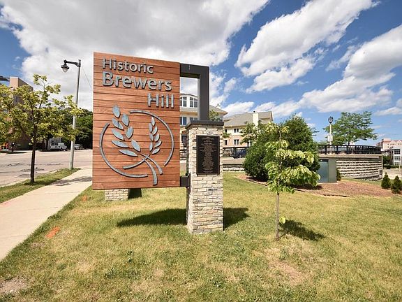 2nd image of 1924 N Hubbard St APT 103