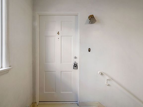 5th image of 10820-10822 Bloomfield St #4