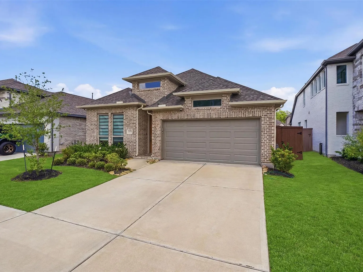 4 bed, 3.0 bath, 2003 sqft, $2,800 — Photo 2