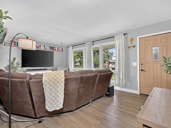 5th image of 805 Willow Ln